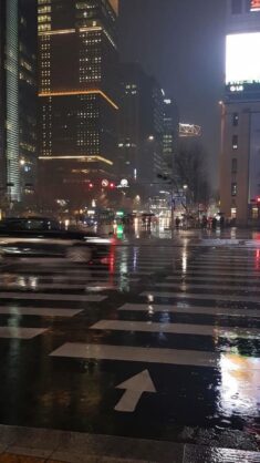 Blurry city pics | Weather wallpaper, Rain photography, Aesthetic wallpapers