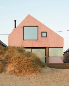 Pink concrete covers “fun house” on English coast by RX Architects