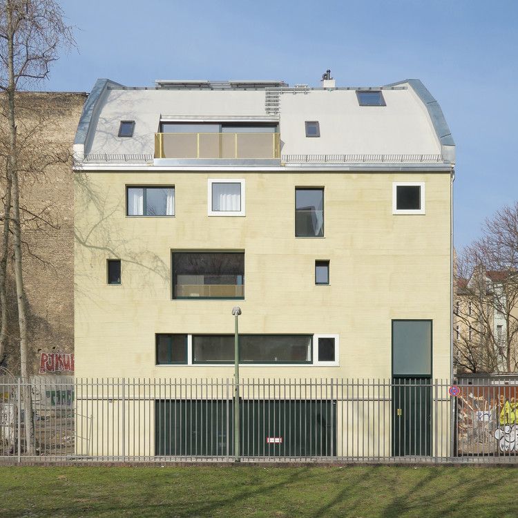 O12 Artist House in Berlin / Philipp von Matt Architects