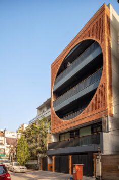 AKDA’s brick-fronted Safdarjang Residence pays homage to Louis Kahn