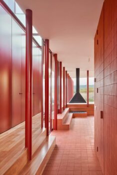 Arquitectura-G installs bright red family home on top of a garage