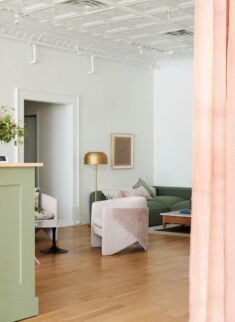 Ten interiors with pastel colours that freshen up the home for spring