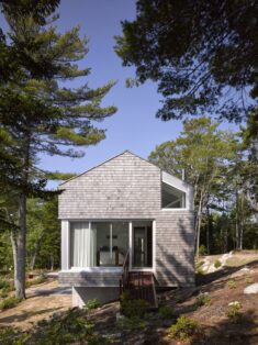 Mirror Point Cottage by MacKay-Lyons Sweetapple Architects