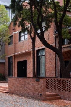 Mix Architecture refreshes Nanjing Combat Machinery Factory with red brick extensions