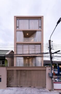 Curving glass walls puncture pink-toned House R3 in Thailand