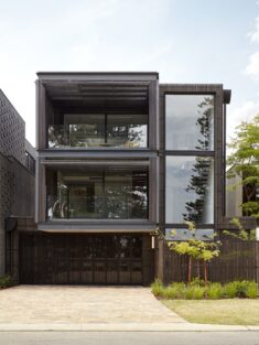Shutter House  / State of Kin + Mobilia