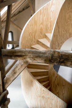 Julia van Beuningen adds spiral stair in Dutch barn conversion