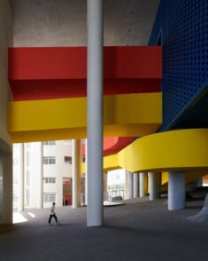 Intersecting coloured blocks “celebrate creativity” in Chinese school