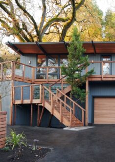 Before & After: A Midcentury Wrapped Around an Oak Tree Turns Over a New Leaf