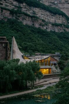 Sculptural roof helps Taihang Xinyu Art Museum blend into mountainside