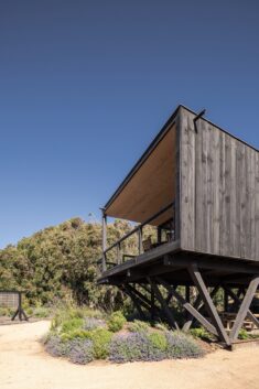ERRE Arquitectos creates stilted Chilean beach house