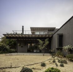 House in Zapallar / Elton&Deves + Juan Carlos Chamorro Arquitecto