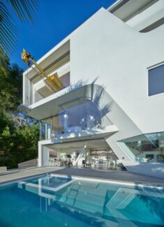 John Friedman and Alice Kimm include crane in Los Angeles house
