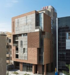 Nahid Office and Commercial Building / Atizist Consulting Engineers