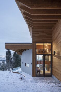 This Lakeside Family Home in Canada Celebrates the Life Aquatic