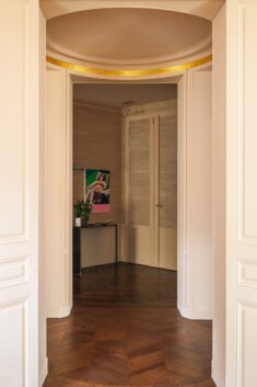 Rodolphe Parente respectfully rethinks Haussmannian apartment in Paris