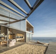 Beach House / Martin Schmidt Radic Arquitectos Asociados